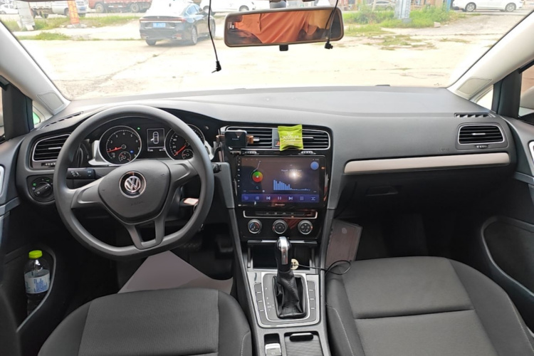 Volkswagen Golf 2019 car image #11