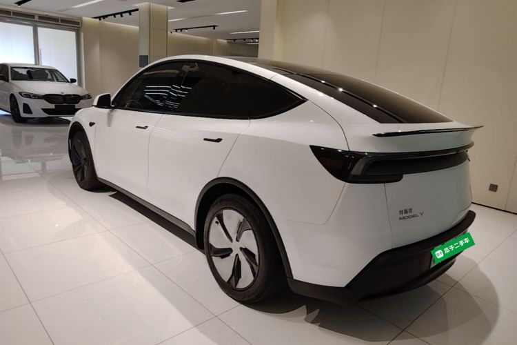 Tesla Model Y 2025 #5 Tesla Model Y 2025 car image #5