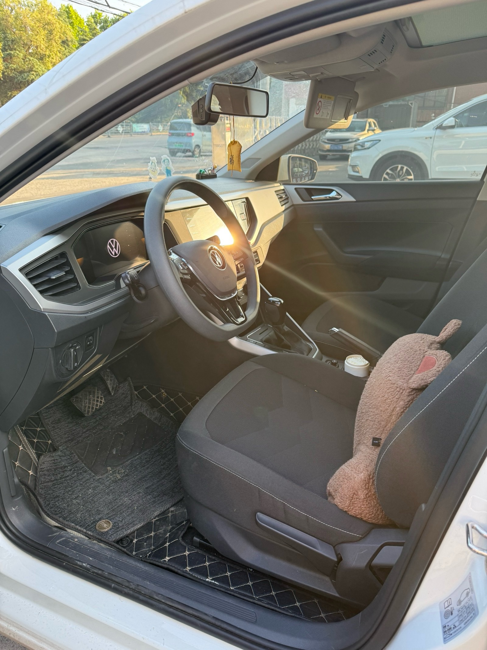 Volkswagen Polo 2023 car image #3