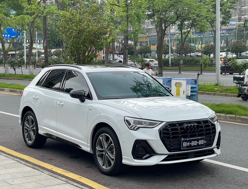 Audi Q3 2023 car image #2