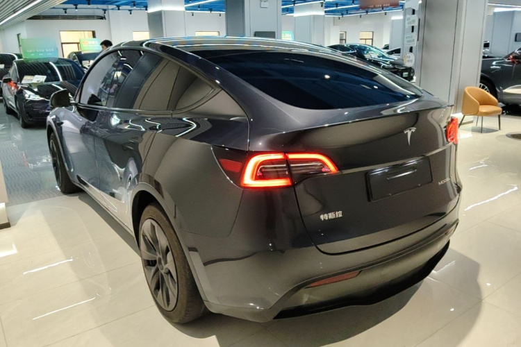 Tesla Model Y 2025 immagine di auto #7
