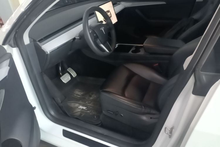 Tesla Model Y 2023 car image #19