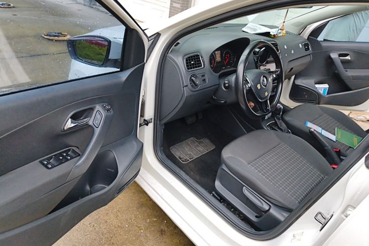 Volkswagen Polo 2016 car image #13