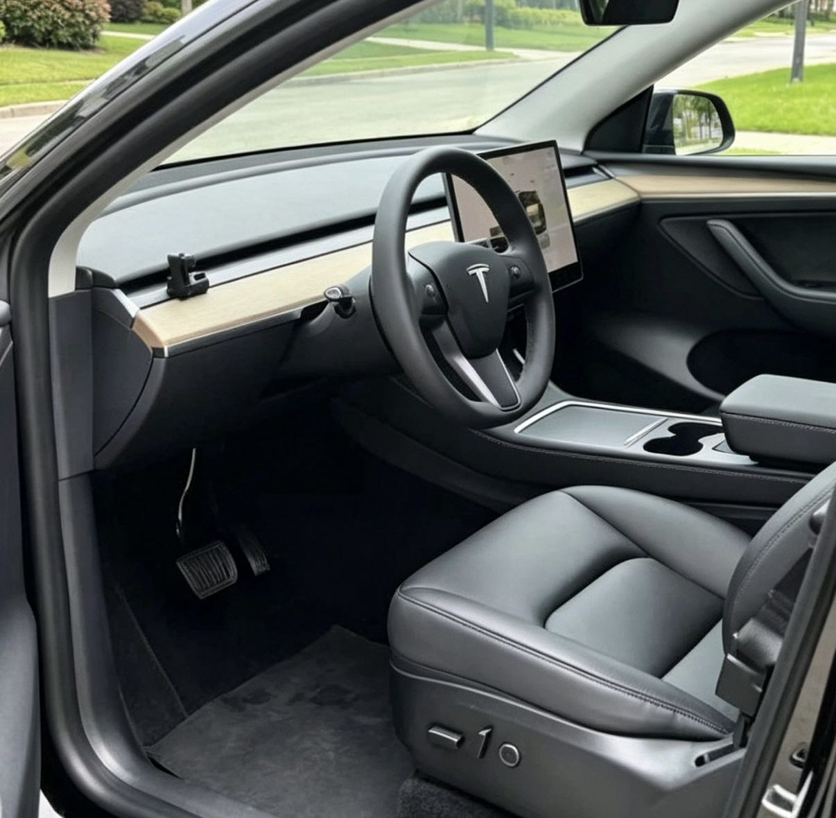 Tesla Model Y 2023 #4 Tesla Model Y 2023 car image #4