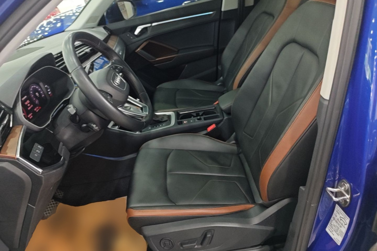 Audi Q3 2019 car image #19