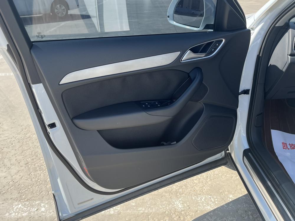 Audi Q3 2015 car image #8