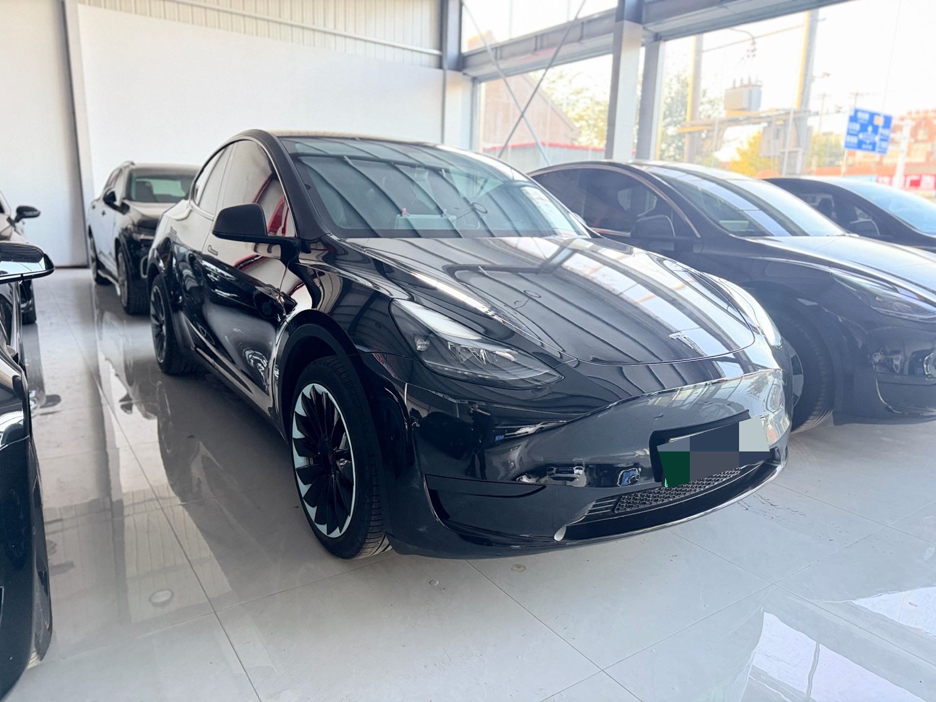 Tesla Model Y 2023 #2 Tesla Model Y 2023 car image #2