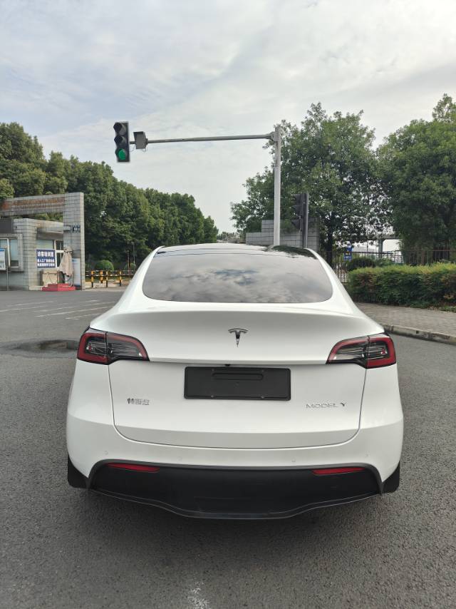 Tesla Model Y 2023 #5 Tesla Model Y 2023 car image #5
