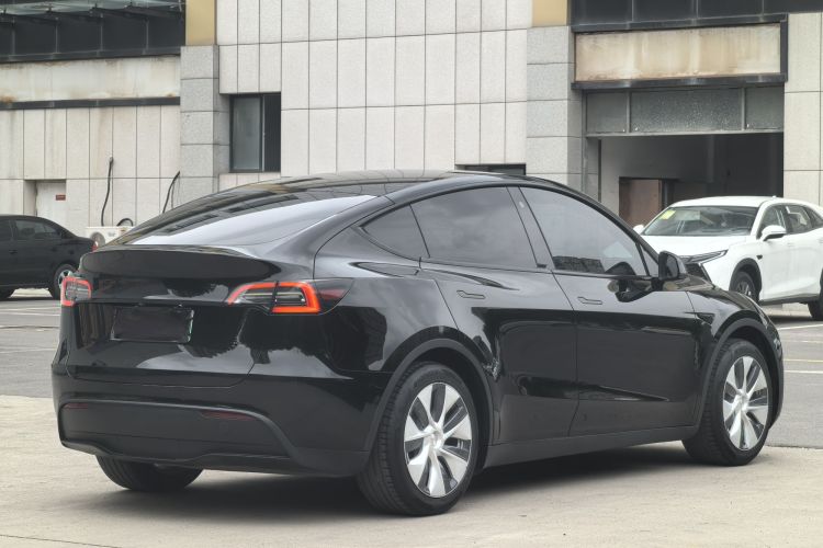 Tesla Model Y 2023 car image #5
