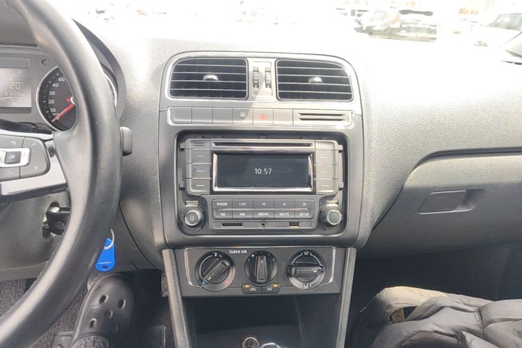 Volkswagen Polo 2016 car image #13