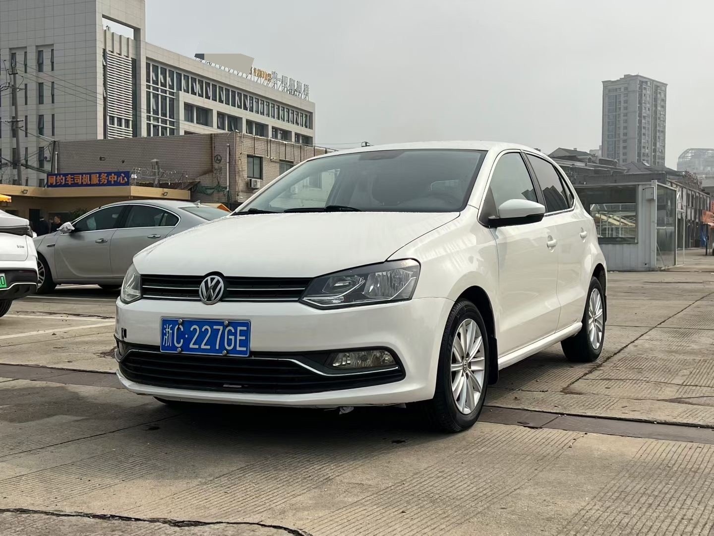Volkswagen Polo 2015 car image 