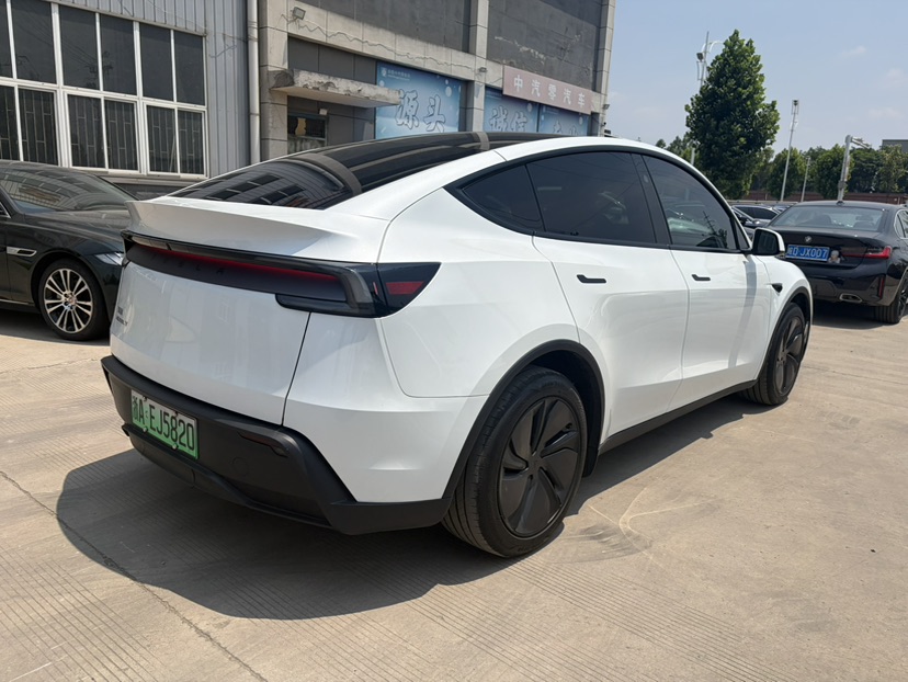 Tesla Model Y 2025 #9 Tesla Model Y 2025 car image #9