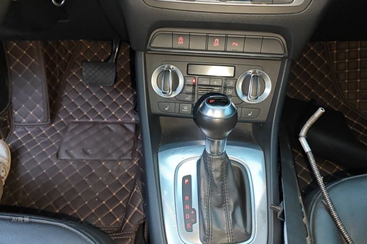 Audi Q3 2015 car image #16