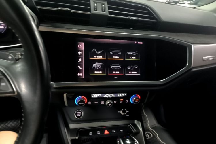 Audi Q3 2021 car image #13