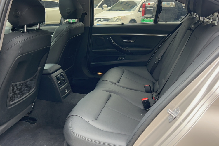 BMW 3 Series 2018 car image #20
