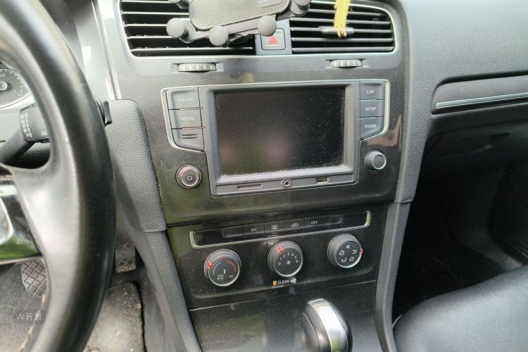Volkswagen Golf 2017 car image #15