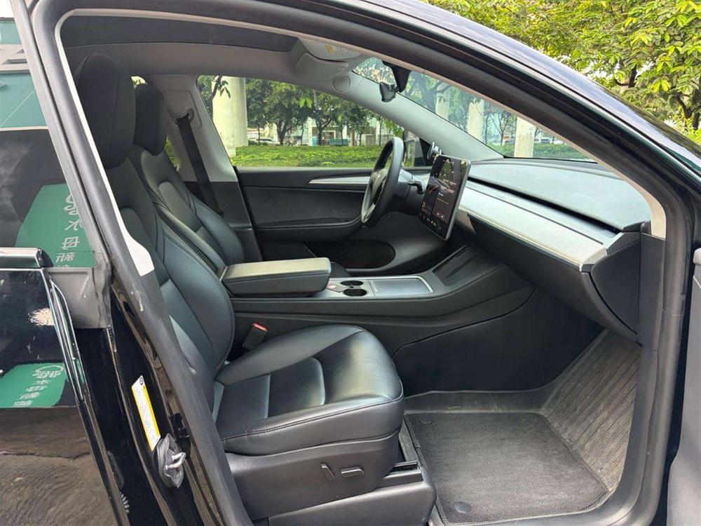 Tesla Model Y 2023 car image #14