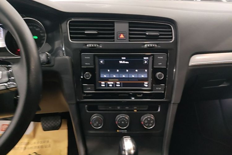 Volkswagen Golf 2018 car image #13