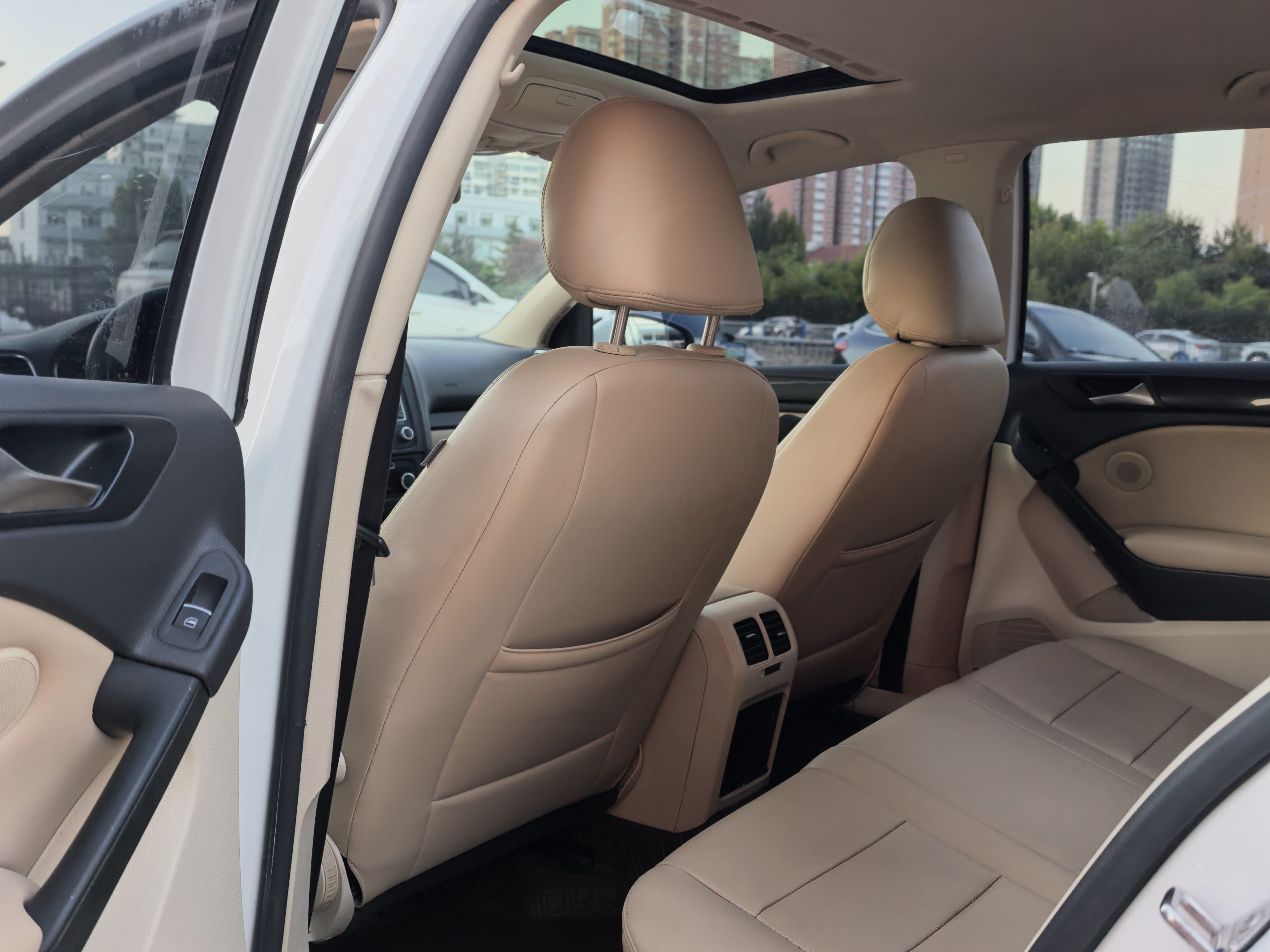 Volkswagen Golf 2012 car image #6