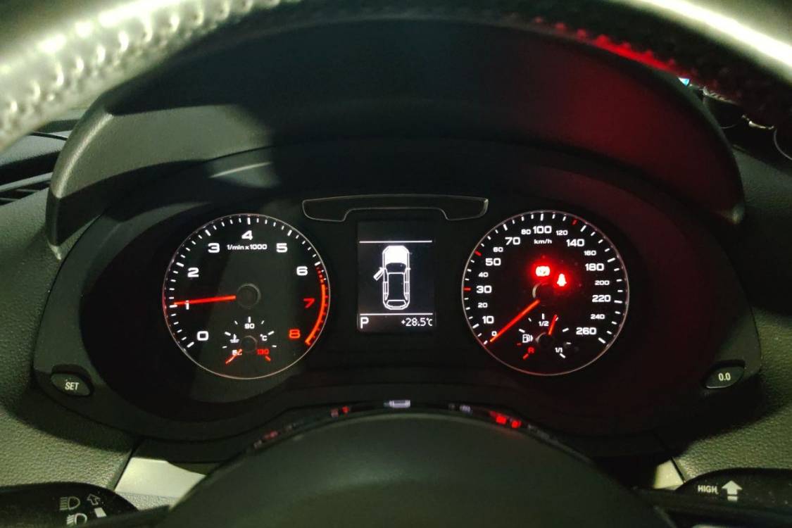 Audi Q3 2018 car image #24
