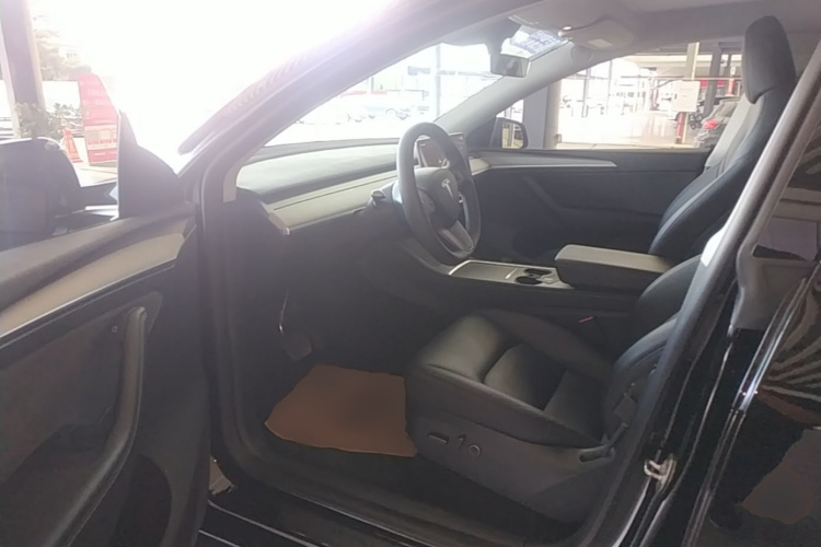 Tesla Model Y 2023 #16 Tesla Model Y 2023 car image #16