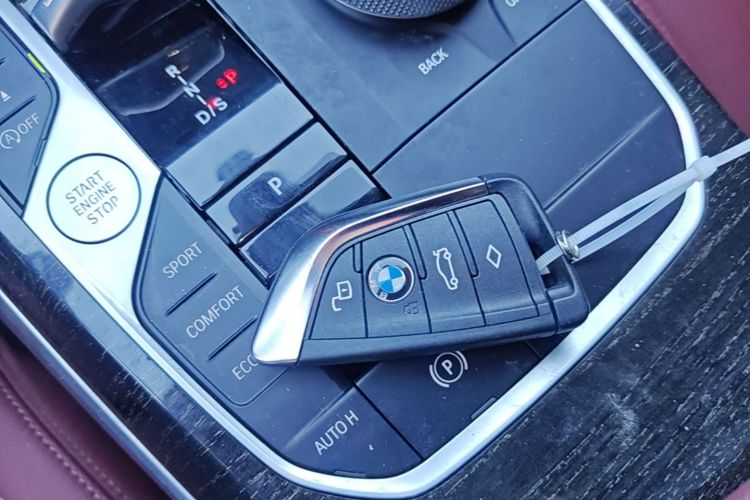 BMW 3 Series 2023 car image #9