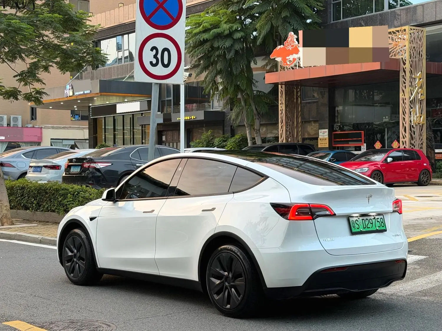 Tesla Model Y 2024 car image #9