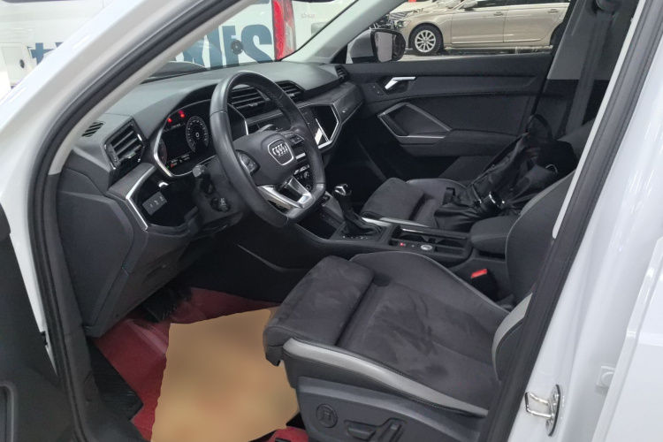 Audi Q3 2023 car image #19