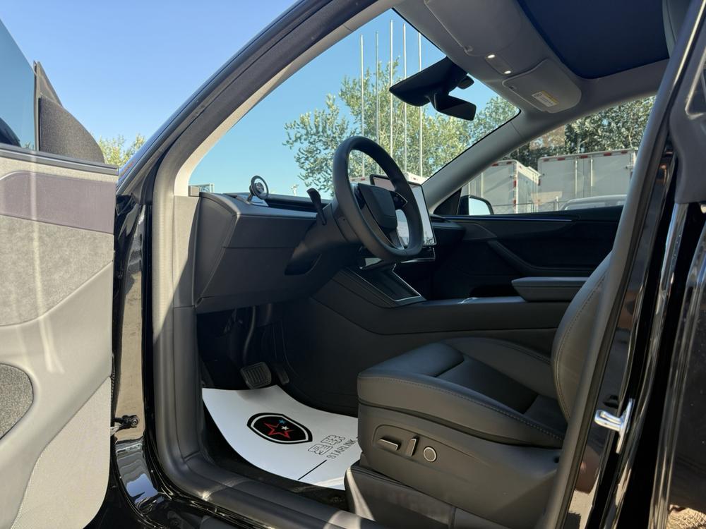 Tesla Model Y 2025 immagine di auto #16
