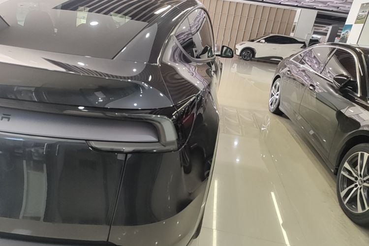 Tesla Model Y 2025 #8 Tesla Model Y 2025 car image #8