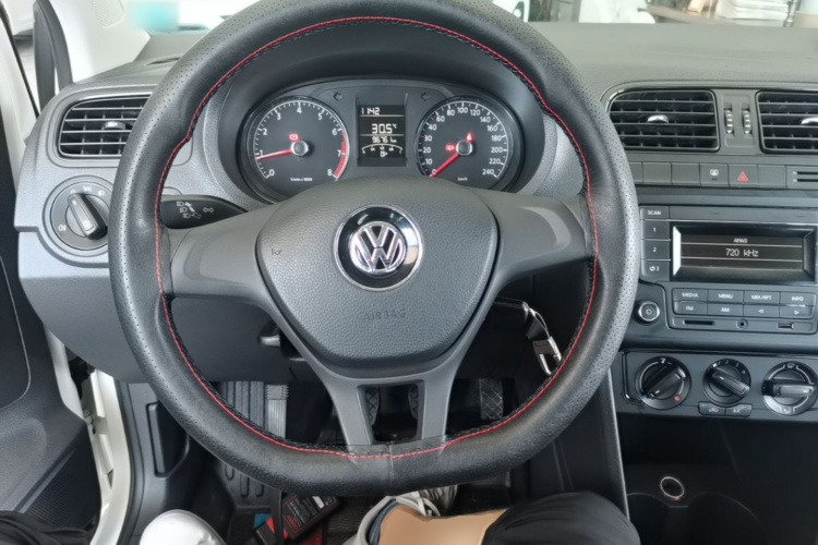 Volkswagen Polo 2016 car image #11