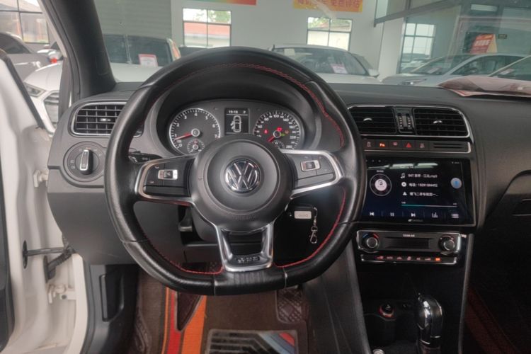 Volkswagen Polo 2017 car image #11