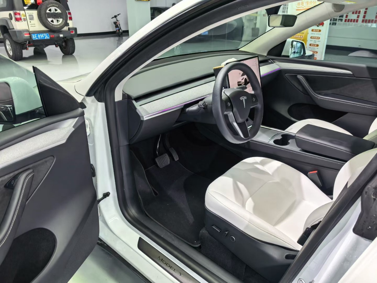 Tesla Model Y 2024 #4 Tesla Model Y 2024 car image #4