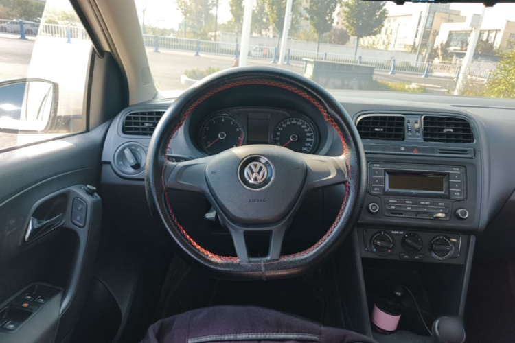 Volkswagen Polo 2016 car image #11