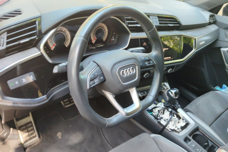Audi Q3 2023 car image #12