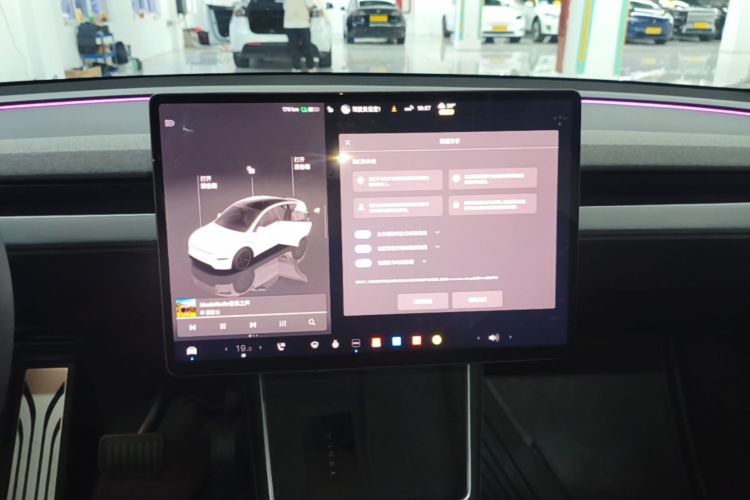Tesla Model Y 2025 car image #13