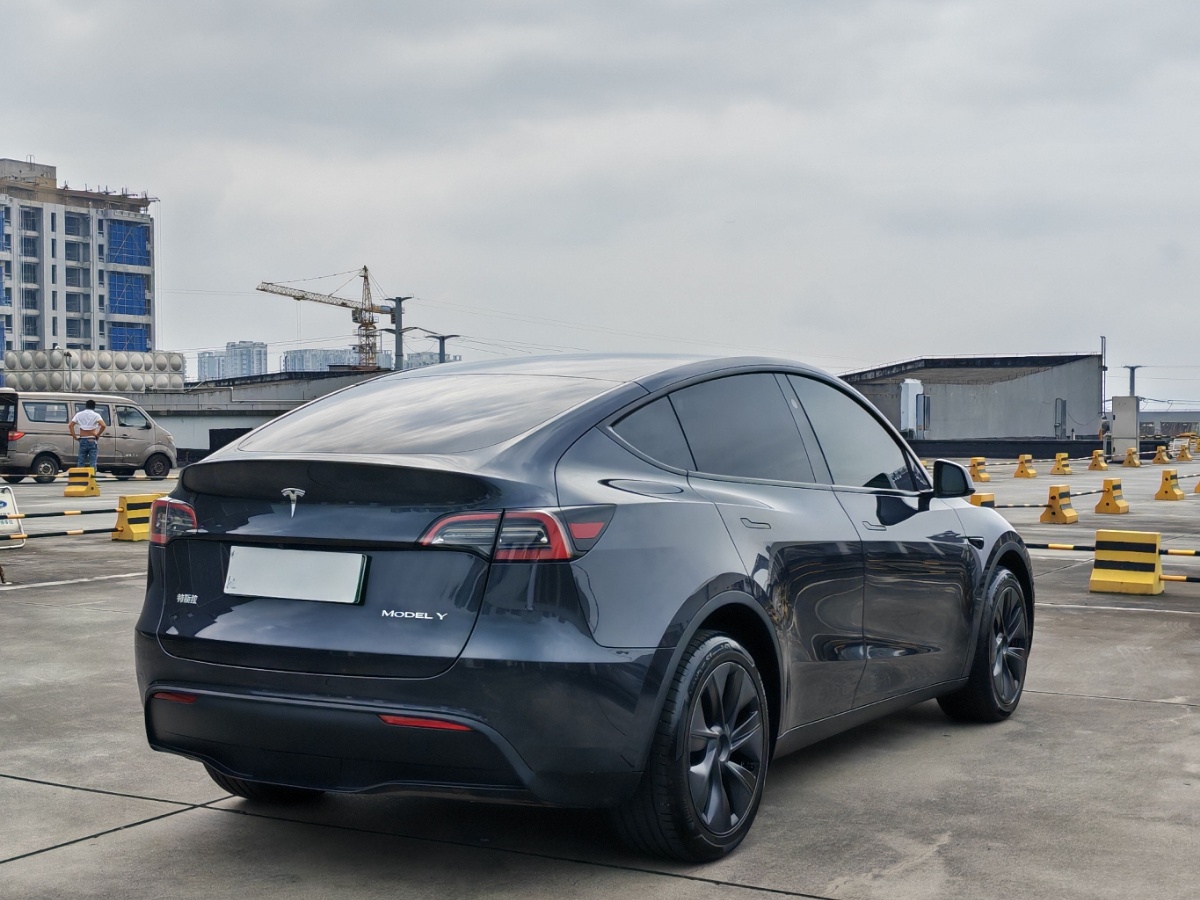 Tesla Model Y 2024 #5 Tesla Model Y 2024 car image #5