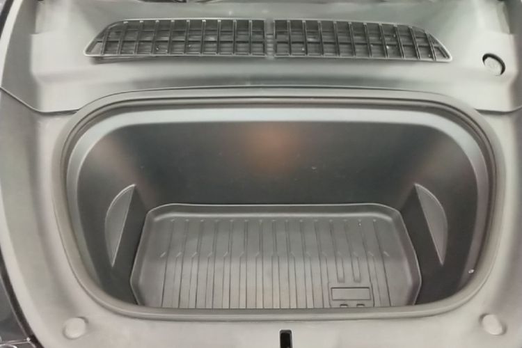 Tesla Model Y 2023 car image #20