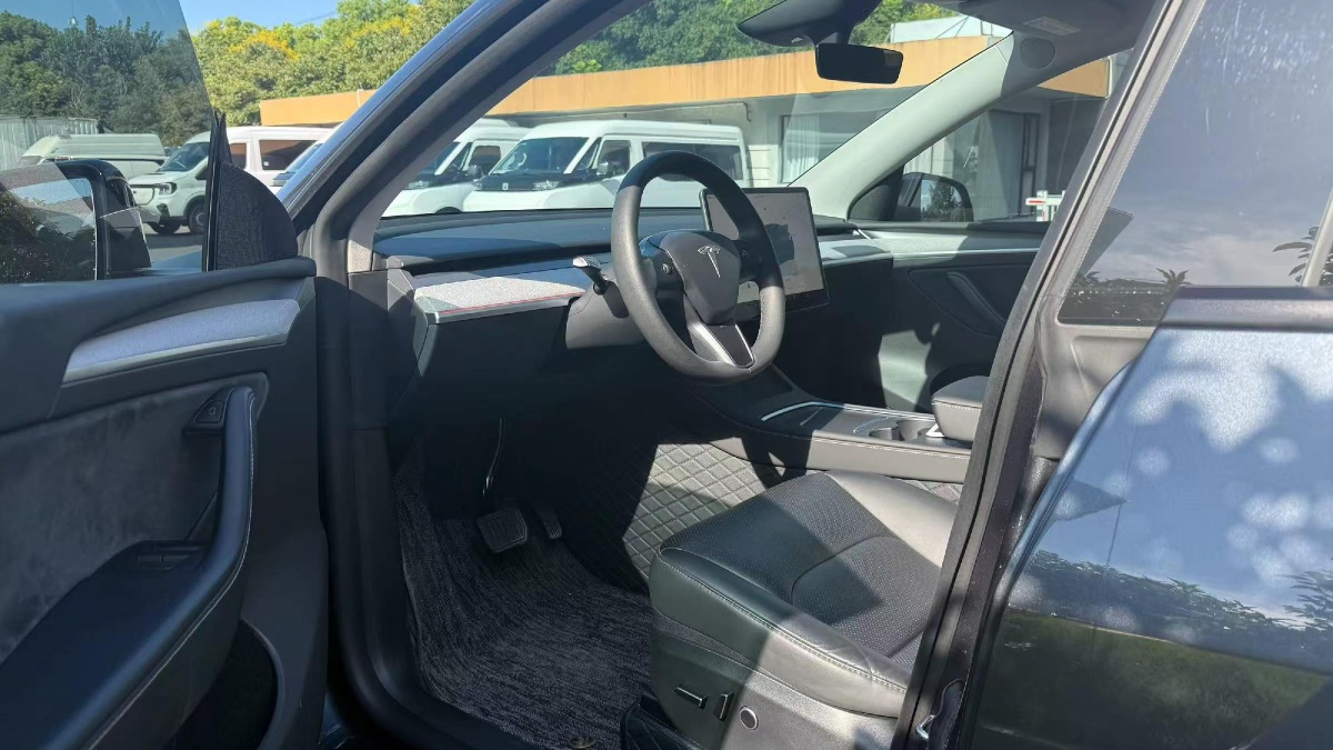 Tesla Model Y 2024 #4 Tesla Model Y 2024 car image #4