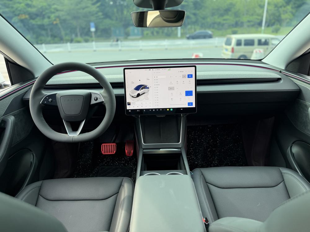 Tesla Model Y 2025 #14 Tesla Model Y 2025 car image #14