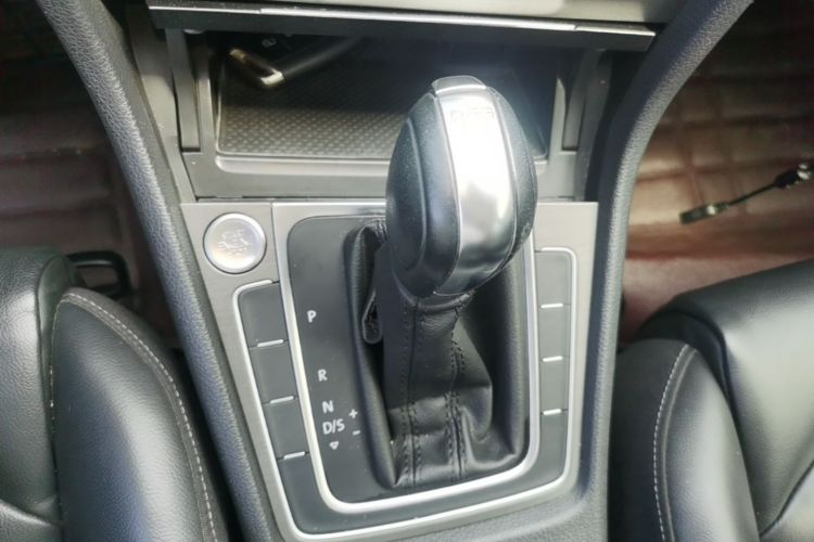 Volkswagen Golf 2016 car image #16