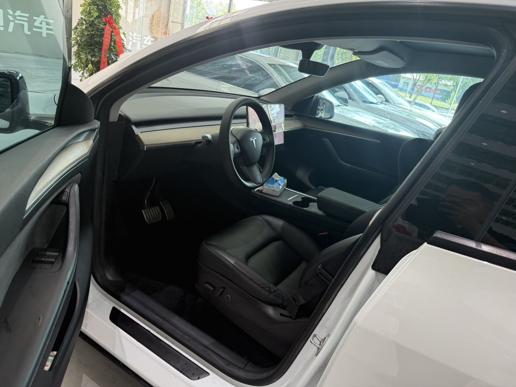 Tesla Model Y 2023 car image #4