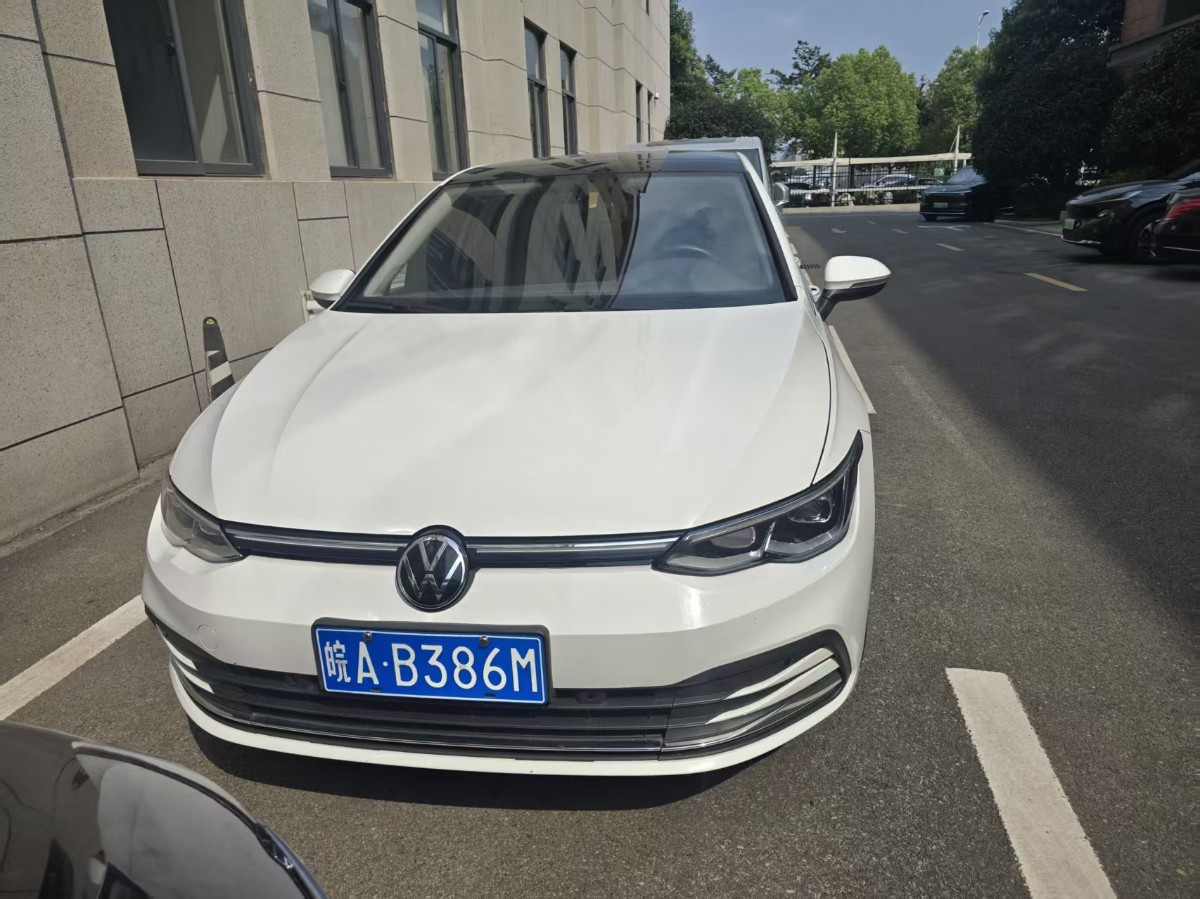 Volkswagen Golf 2023 car image #2