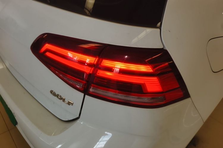 Volkswagen Golf 2018 car image #8