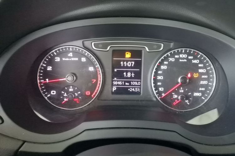 Audi Q3 2016 car image #13