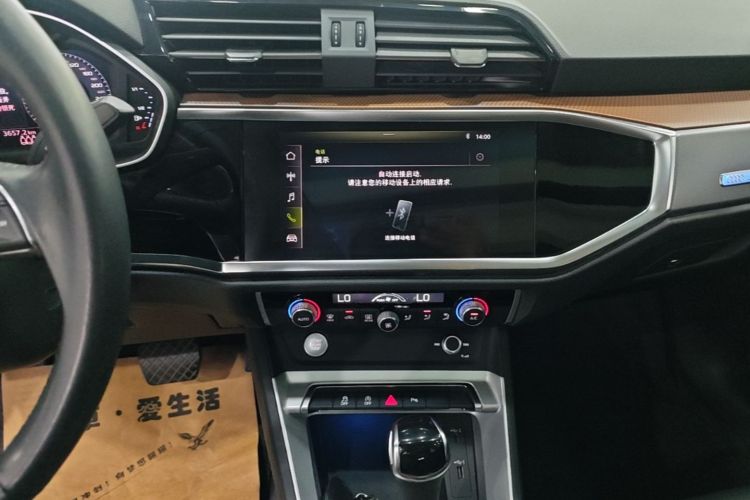 Audi Q3 2019 car image #17
