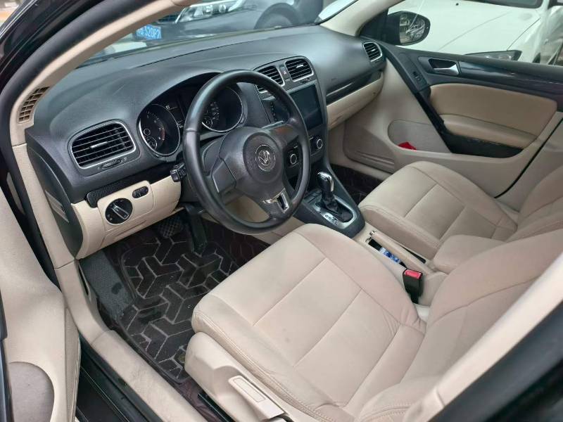 Volkswagen Golf 2012 car image #2