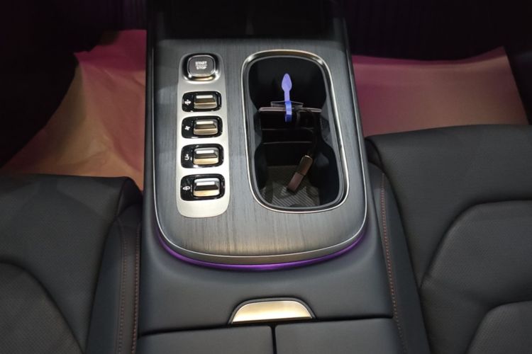 MI SU7 2025 immagine di auto #18