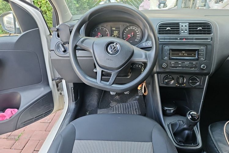 Volkswagen Polo 2014 car image #12