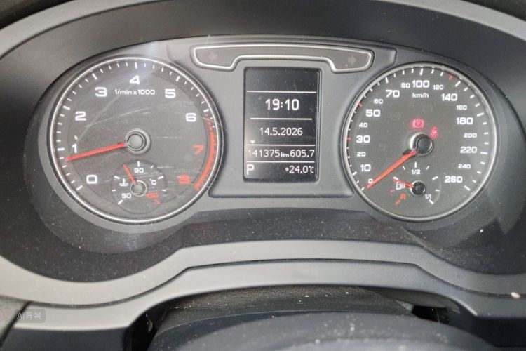 Audi Q3 2016 car image #14